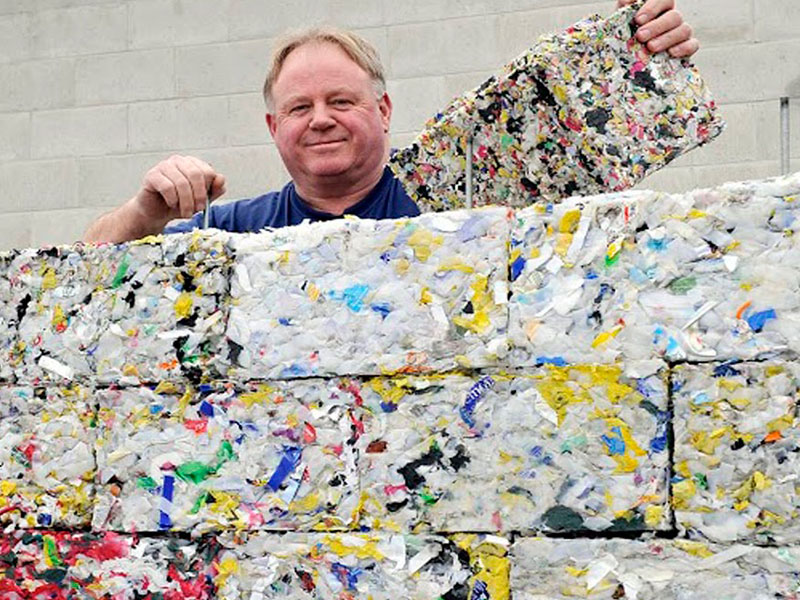 Empresa transforma plástico retirado dos oceanos em tijolos